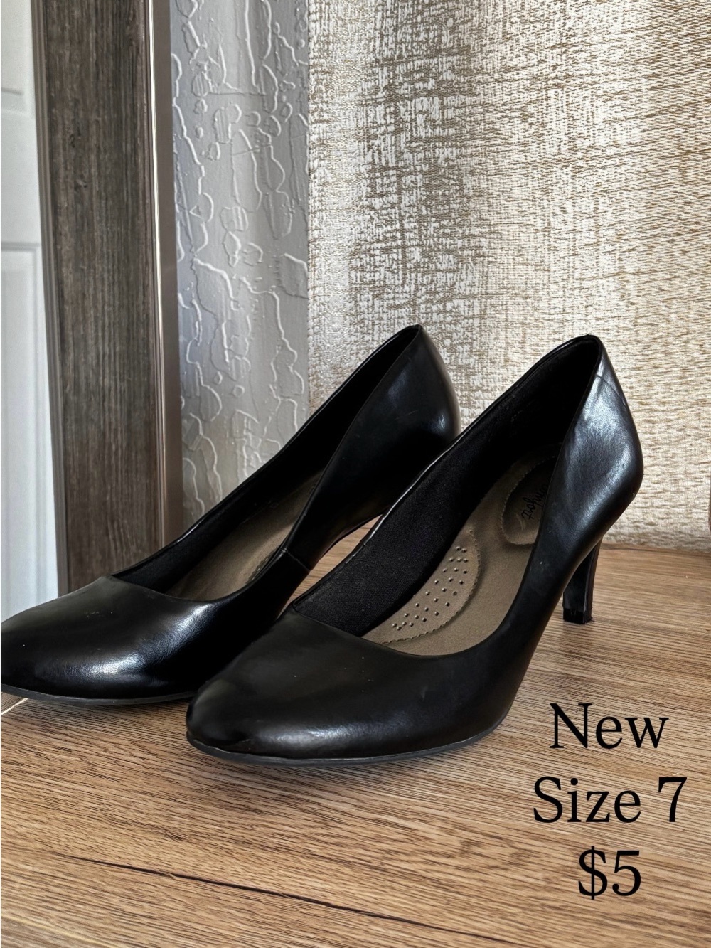 Elegant Black Women's Mid-Heel Pumps